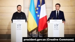 За словами українського лідера, вони обговорили оборонні потреби України – передусім, зміцнення ППО, а також постачання додаткових ракет до систем SAMP/T і Crotale