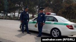 Türkmenistanda awtoulaglaryň reňki bilen bagly çäklendirmeler, ulaglara dakylan goşmaça enjamlar we beýlekiler sürüjileriň polisiýa tarapyndan aňsat nyşana alynmagyna sebäp bolup bilýär.
