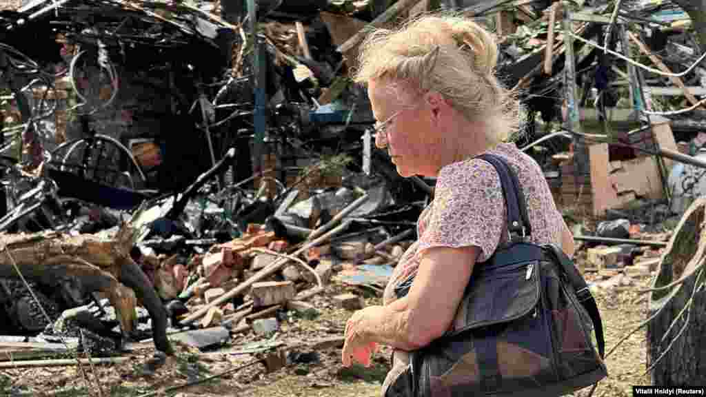 Женщина проходит мимо разрушенного жилого дома в Харькове. В результате российского удара по нему 23 июня погиб 73-летний пенсионер, ранения получили 11 человек, сообщил глава Харьковской областной военной администрации Олег Синегубов. Харьков расположен всего в 35 километрах от границы с Россией, поэтому он подвергается постоянным российским обстрелам. До начала войны это был второй по величине город Украины, однако его население значительно уменьшилось после начала войны. Тем не менее, мэр города Игорь Терехов в феврале 2023 года говорил, что в Харькове все еще остается около миллиона жителей. 