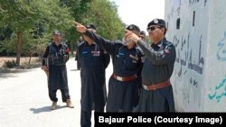 د خيبر پښتونخوا په باجوړ کې پوليس افسران (انځور له ارشيفه)