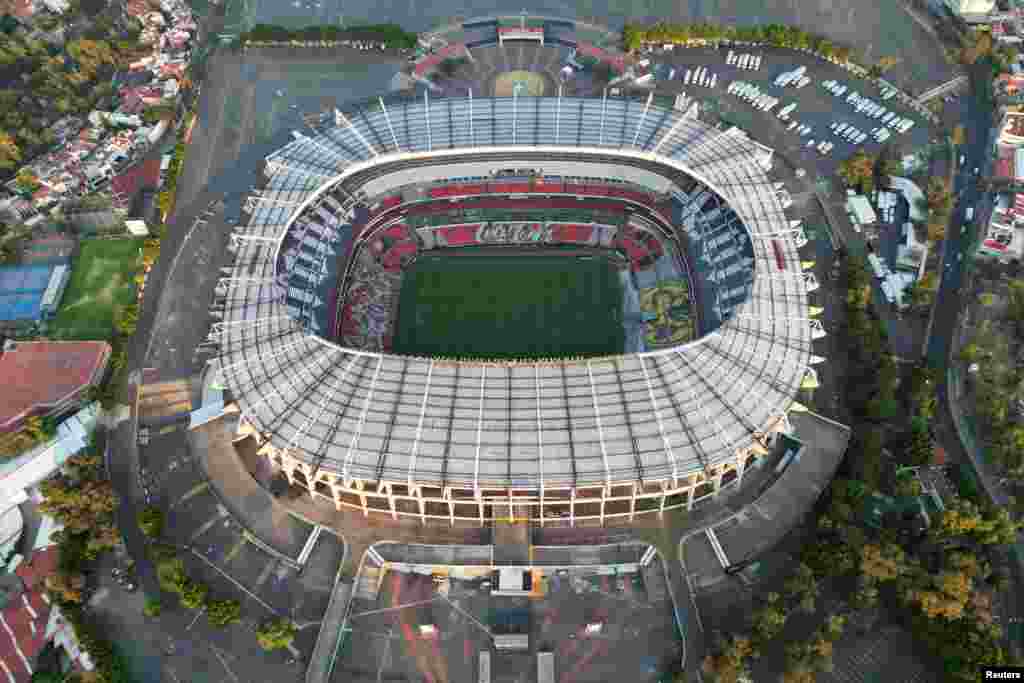 Azteca, მეხიკო, მექსიკა ამ სტადიონის სახელი უდიდეს სპორტულ მოგონებებთან ასოცირდება. 1970 წელს პელემ აქ ბრაზილიასთან ერთად თავისი მესამე და ბოლო მსოფლიო ჩემპიონობა მოიპოვა. 16 წლის შემდეგ კი დიეგო არმანდო მარადონამ დაუვიწყარი „ღმერთის ხელი“ შექმნა. „აცტეკა“ არის ერთადერთი სტადიონი, რომელიც მესამე მუნდიალს უმასპინძლებს.
