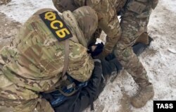 Фото ЦОС ФСБ РФ/ТАСС Як стверджують у ФСБ Росії: це момент затримання у Бурятії агента українських спецслужб, який закликав не воювати проти України або переходити на бік ЗСУ. 8 листопада 2023 року