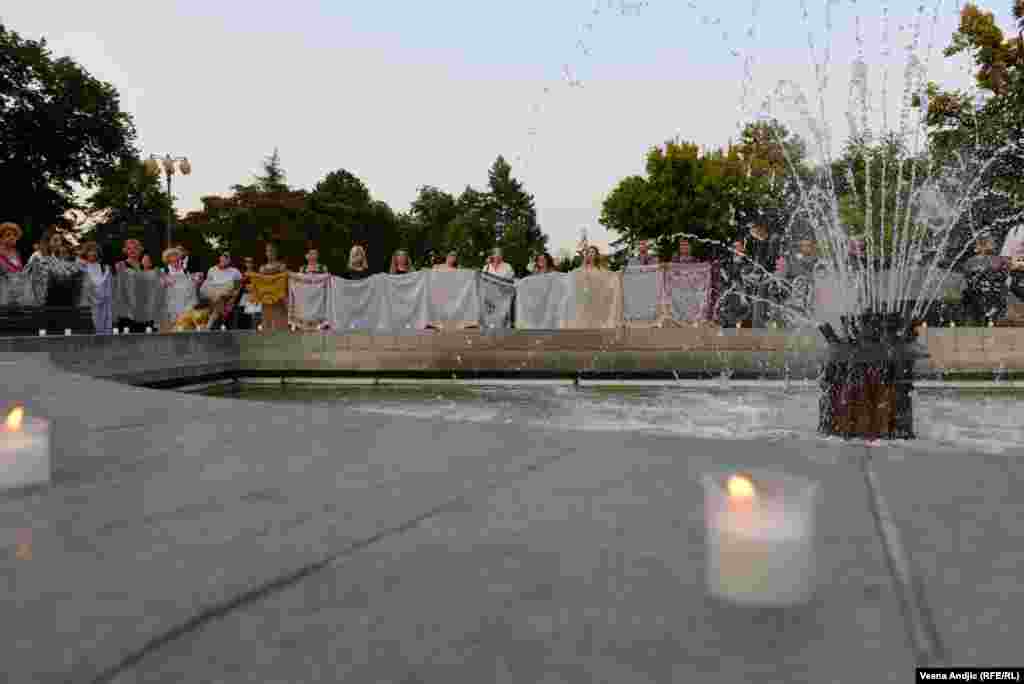 Umetničku akciju "Majčina marama", koja je izvedena u Beogradu na 28. godišnjicu genocida u Srebrenici, kreirali su Pokret majki enklava Srebrenica i Žepa u saradnji sa Centrom za postkonfliktna istraživanja i Memorijalnim centrom Srebrenica. 