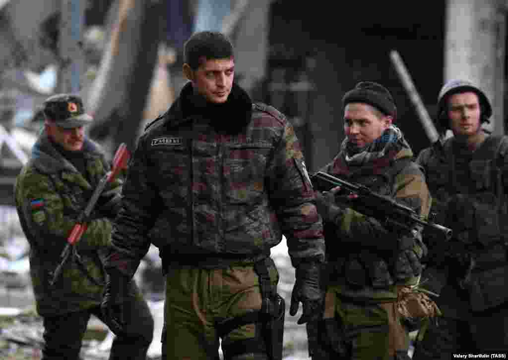 Михаил Толстых, 1980-2017. Толстых был известен под позывным &laquo;Гиви&raquo;. Прозвище он взял в честь своего прадеда, грузина по национальности. Уроженец Донецкой области, он в конце 1990-х годов два года служил в украинской армии. Сепаратист с хриплым голосом заявил, что ему отказали в контрактной службе из-за &laquo;проблем с речью&raquo;. До вступления в ряды сепаратистов работал охранником и водителем. Батальон Гиви называли сомалийским &mdash; из-за потрепанного внешнего вида его людей, которые после боя с украинскими военными напоминали сомалийских пиратов. В Сеть выкладывали видео, как Гиви издевался над украинскими военнопленными, захваченными в боях за донецкий аэропорт. В феврале 2017 года Толстых был убит. Термобарический снаряд залетел в окно его офиса в Донецке. По сообщениям, это сделал обученный ЦРУ отряд украинских спецназовцев