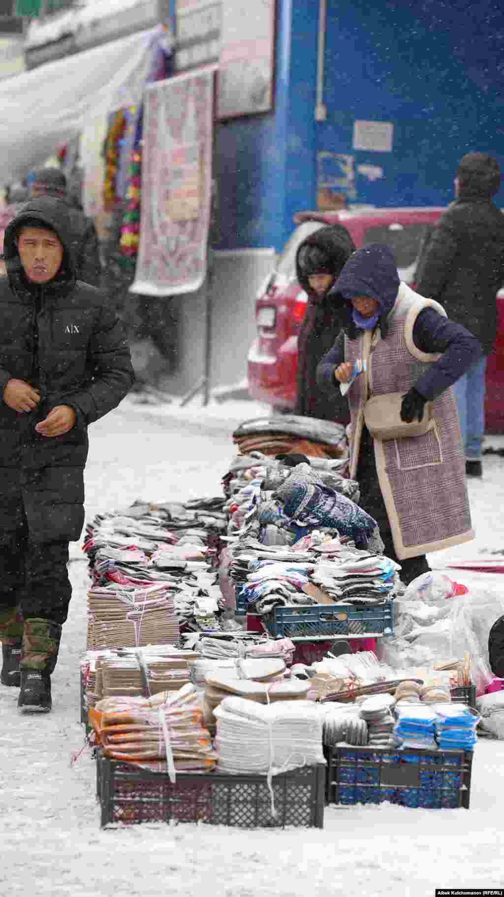 Торговцы на Ошском рынке. 