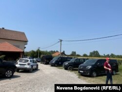 Policia serbe në Lloznicë, ku u vra një polic dhe u plagos një tjetër.