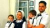 عکسی که از امیرعلی و برادر دوقلوی او در آغوش پدر و مادرشان در شبکه‌های اجتماعی منتشر شده است