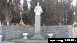 Памятник Лесе Украинке в Балаклаве