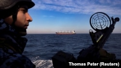 Украинский морской пограничник наблюдает за судном, вышедшим из порта Украины. Черное море, февраль 2024 года