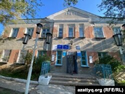 1962 жылы салынған, көптен жөндеу көрмеген ғимарат қаусап тұр. Осы жерде дәрігерлер науқастарды қабылдайды, пошта, кітапхана мен жергілікті атқарушы органның кабинеттері де осында орналасқан. Павлодар облысы Пограничник ауылы, 22 қыркүйек, 2023 жыл.