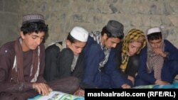 د صبریو په ښوونځي زده کونکي د کرایې په کوټه کې زدکړې کوي ـ د جون لومړۍ انځور.