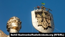 На щиті монумента «Батьківщина-мати», який мають перейменувати на «Україна-мати», вже встановили тризуб замість радянського герба. Київ, 6 серпня 2023 року