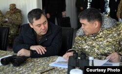 Президент Кыргызстана Садыр Жапаров (слева) и его фактический соправитель, глава ГКНБ Камчибек Ташиев