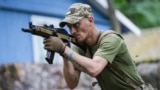 Условно-досрочно освобождённый осуждённый на тренировке в центральной Украине в июле.<br />
<br />
Участники 1-го украинского штурмового батальона &laquo;Да Винчи&raquo; в разгар крупнейшей войны в Европе со времён Второй мировой готовят бывших заключённых к боям против российских войск<br />
<br />
<br />
&nbsp;