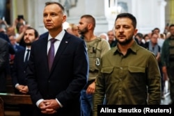 Луцьк, 9 липня 2023 року. Президент України Володимир Зеленський (праворуч) і тодішній президент Польщі Анджей Дуда під час вшанування жертв Волинської трагедії
