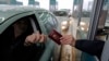 ЕС възнамерява да затегне правилата си за отмяна на визовия режим, като разшири причините, поради които може да отмени безвизовото пътуване за 61 държави.