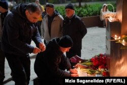 9 აპრილის მემორიალთან შეკრებილი ხალხი, 9 აპრილი, 2024