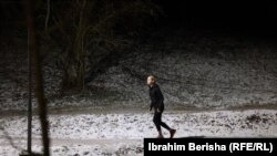 Pranvera Selimi, rekreativna trkačica, trči u zimskom periodu kroz park Germia u Prištini pre izlaska sunca. Foto: Ibrahim Berisha (RSE) 