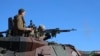 Боєць 37-ї бригади стріляє з кулемета з бойової броньованої машини АМХ-10 РС, квітень 2024 року