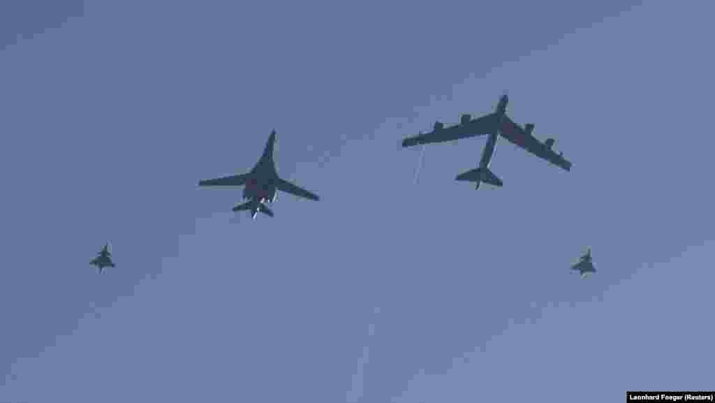 Американський Lancer (у центрі ліворуч) і Stratofortress (у центрі праворуч) у супроводі двох шведських винищувачів Gripen пролітають над Стокгольмом 6 березня. Цей політ над шведською столицею був частиною спільних навчань американських і шведських військових 