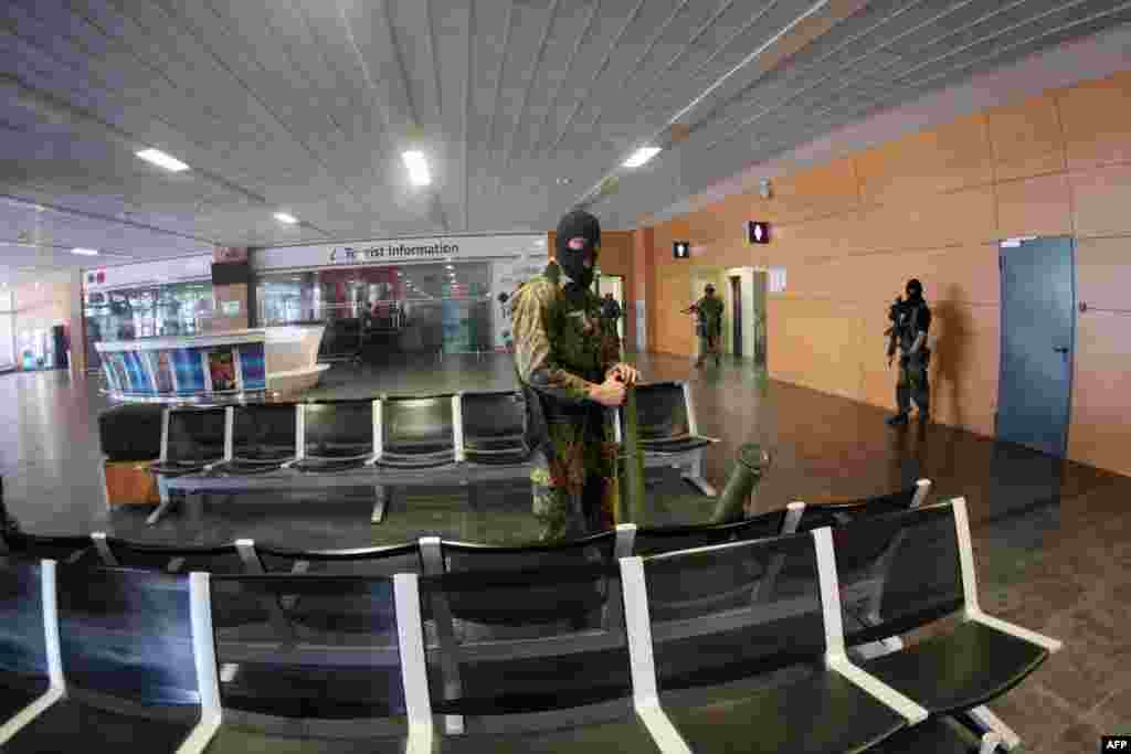 Militanții susținuți de Rusia patrulează în interiorul aeroportului pe 26 mai 2014. Separatiștii au ocupat aeroportul din Donețk imediat după alegerile prezidențiale din 25 mai, în urma cărora Petro Poroșenko a fost ales președinte, după demiterea președintelui pro-rus Viktor Ianukovici.