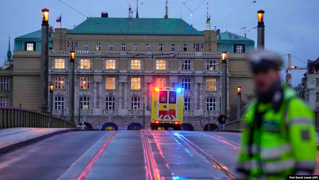 Hitna pomoć vozi prema zgradi Filozofskog fakulteta Karlovog univerziteta u centru Praga, Češka Republika, četvrtak, 21. decembra 2023.