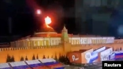 Fotografija sa video snimka prikazuje leteći objekat koji eksplodira u blizini kupole zgrade Kremlja.
