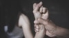 Victimele traficului de persoane sunt constrânse prin violență, în majoritatea cazurilor, în care sunt exploatate.