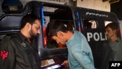 افغان کډوال تور پورې کوي چې پوليس يې په يوه او بله پلمه نيسي ـ پخوانی انځور.