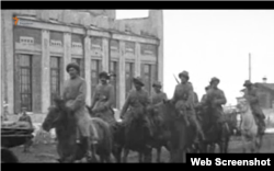Скриншот видео об армии «Алашорды». Запись была обнаружена в архиве города Омска в России
