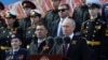 Президент КР Садыр Жапаров и российский лидер Владимир Путин на параде 9 мая в Москве.