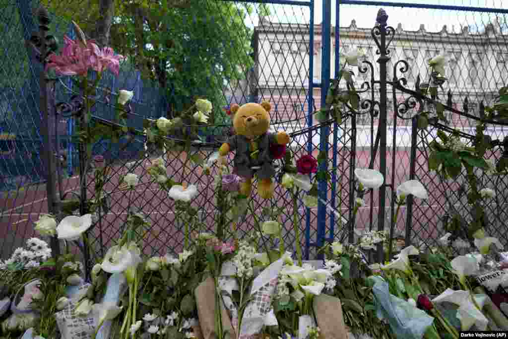 Белграддагы Владислав Рыбникар мектебинин жанында 13 жаштагы өспүрүмдүн огунан өмүрү кыйылгандардын элесине коюлган гүлдөр менен оюнчуктар. 4-майда өспүрүм мектептин кароолчусу жана бир нече классташын атып салгандан кийин кармалган. Бир нече бала менен мугалим ооруканага түшкөн.&nbsp;(AP Photo/Darko Vojinovic)