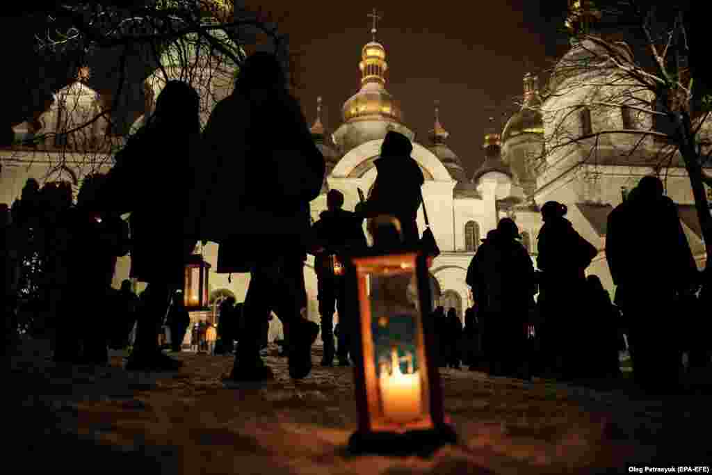 Члены Национальной скаутской организации Украины «Пласт» раздают Вифлеемский огонь во время церемонии «Вифлеемский свет мира» в Киеве.