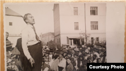 Țărănistul Ilie Lazăr, cel care a pus steagul românesc pe clădirea primăriei din Cernăuți în 1918, la o adunare politică, înainte de alegerile falsificate din noiembrie 1946. În ziua alegerilor, era însă în închisoare. Foto din arhiva familiei.