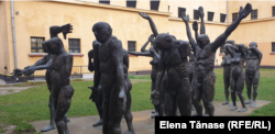 Grup statuar dedicat bărbaților și femeilor uciși în închisorile și lagărele comuniste, în curtea închisorii de la Sighet/ Maramureș, azi Memorial. La Sighet au fost închiși marii demnitari ai României libere, episcopii greco-catolici, membri ai Academiei.