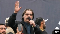 د خیبر پښتونخوا وزیراعلا په پېښور کې یوې مظاهرې ته وینا کوي: د انځور نېټه مارچ ۱۰، کال ۲۰۲۴
