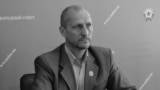 Олег Попов, 1972-2023.<br />
<br />
Попов родился в Луганской области Украины. Владел бизнесом по производству трикотажных изделий. Примкнув к поддерживаемым Россией сепаратистам, он стал де-факто депутатом &laquo;парламента&raquo; квазигосударственного образования на контролируемой сепаратистами территории Луганской области.<br />
<br />
В сентябре 2022 года в Сети появилась информация о его &laquo;смерти&raquo;. Это был фейк. Позже сепаратистские власти заявили, что намеренно распространили новость, чтобы раскрыть заговор с целью убийства. В декабре 2023 года Попов был <a href="https://d3d5h5vk137058.cloudfront.net/a/v-luganske-vzorvan-avtomobilj-deputata-lnr-olega-popova/32717923.html" target="_blank">убит </a>в Луганске. По <a href="https://www.pravda.com.ua/eng/news/2023/12/6/7431918/" target="_blank">сообщениям</a>, спрятанное в его машине взрывное устройство привела в действие группа украинских спецназовцев<br />
&nbsp;