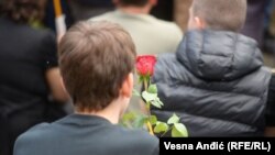Илустрација, младо момче присуствува на погребот на соученичка која загина во масовното убиство