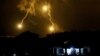 Сигнальные ракеты, выпущенные с израильской стороны. Вид из Рамии недалеко от ливано-израильской границы, на юге Ливана, 11 октября 2023 года.