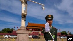 Kineski vojnik čuva stražu pored trga Tjenanmen nakon ceremonije otvaranja Foruma Pojas i put održanog u Velikoj dvorani naroda u Pekingu, 18. oktobra 2023.