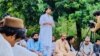 میر کلام وزیر په شمالي وزیرستان کې یوې احتجاجي ناستې ته وینا کوي - پخوانی انځور.