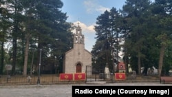 Zastave na ogradi Vlaške crkve na Cetinju