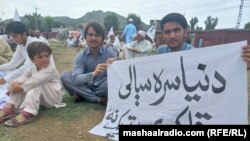 د جرګې ګډونوالو بېلابېل بینرونه هم جوړ کړي ول - د اګست ۲۲مې انځور.