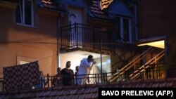 Pripadnici Hitne pomoći, policajci i istražitelji na mjestu pucnjave na Cetinju, u Crnoj Gori, 12. avgusta 2022.