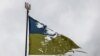 Прапор України у Чернігові. Місто було оточене російською армією, піддавалося жорстоким бомбардуванням з повітря і обстрілам, але не здалося