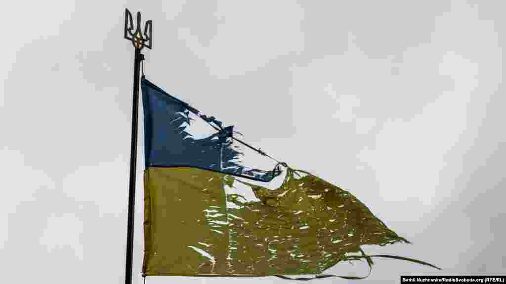 Прапор України у Чернігові. Місто було оточене російською армією, піддавалося жорстоким бомбардуванням з повітря і обстрілам, але не здалося