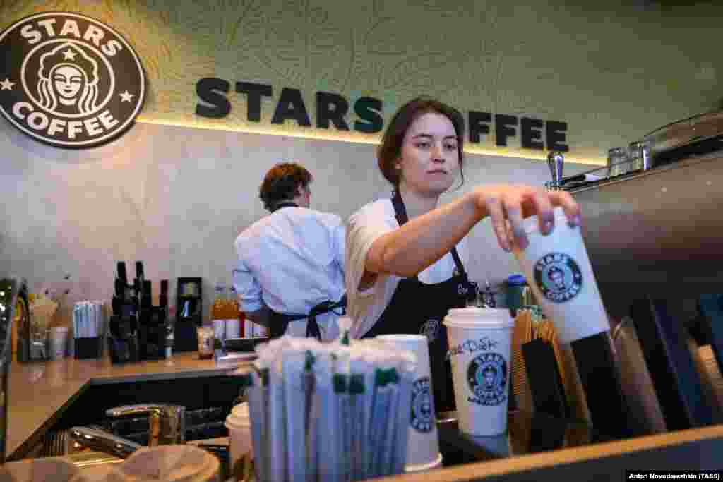 Ова е Stars Coffee во центарот на Москва, Арбат улицата. На 18 август беше отворен ланецот за кафе налик на Старбакс.