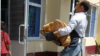 Diňle: Häkimiýetler döwlet dükanlarynyň öňündäki çörek nobatlaryny wideo düşürýär