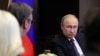 Vladimir Putin, predsednik Rusije, prati izlaganje Aleksandra Vučića, predsednika Srbije, tokom sastanka u ruskom gradu Sočiju 4. decembra 2019. 