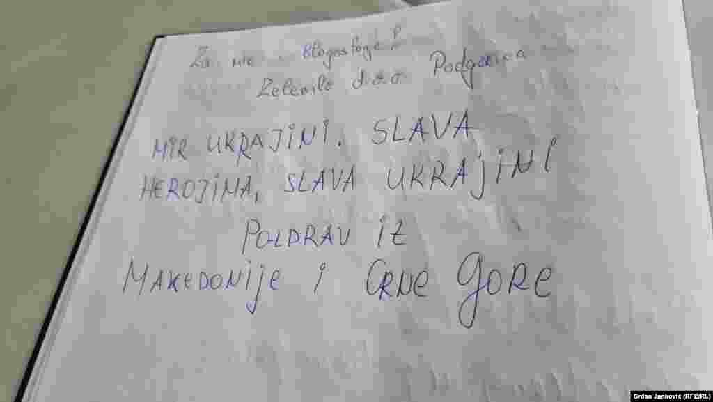 Građani Podgorice mogli su da upute i poruke ukrajinskom narodu, koje će biti poslate sa namirnicama pomoći. 